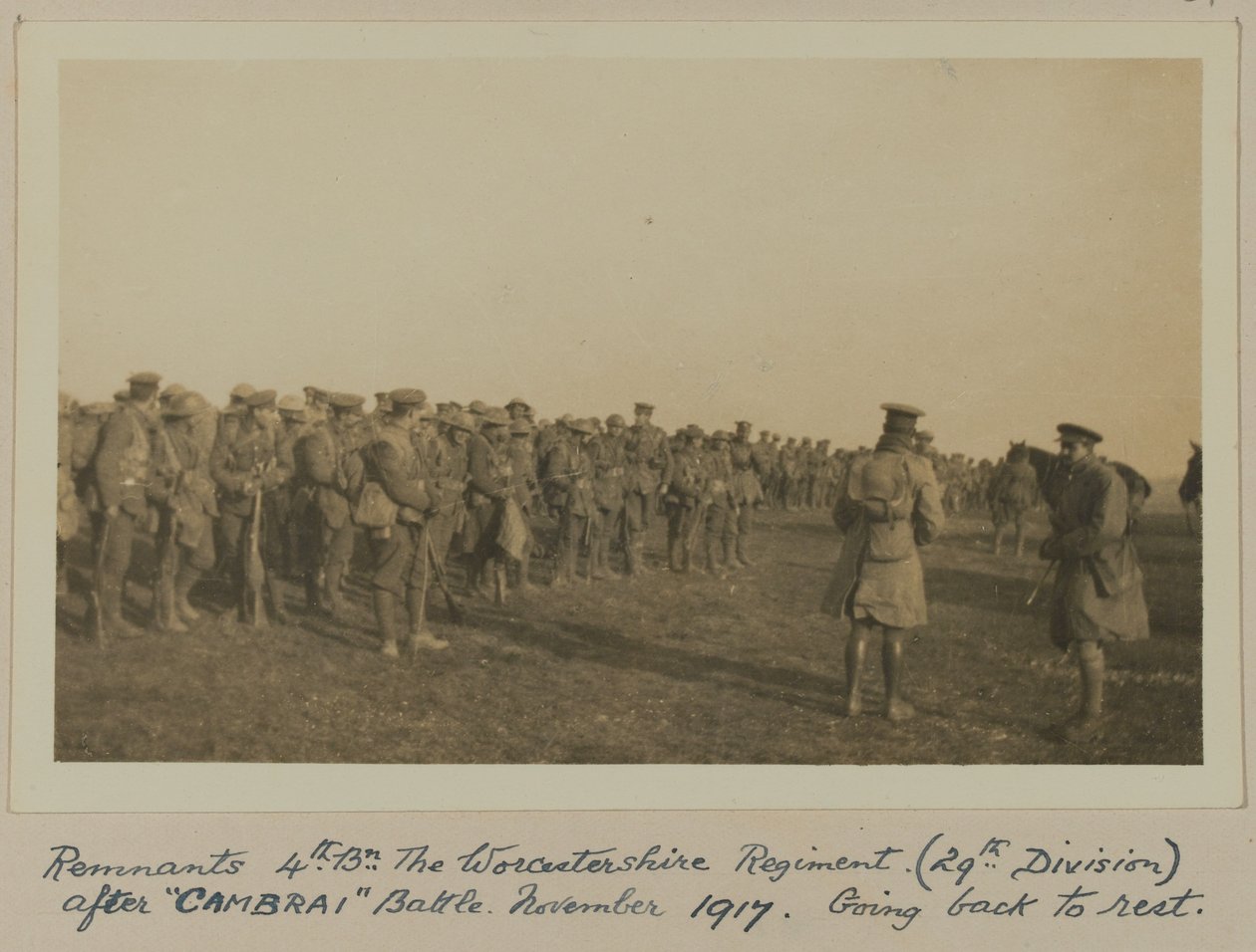Überreste 4. Bn. Das Worcestershire Regiment (29. Division) nach der „CAMBRAI“-Schlacht, November 1917, Rückkehr zur Ruhe von English Photographer