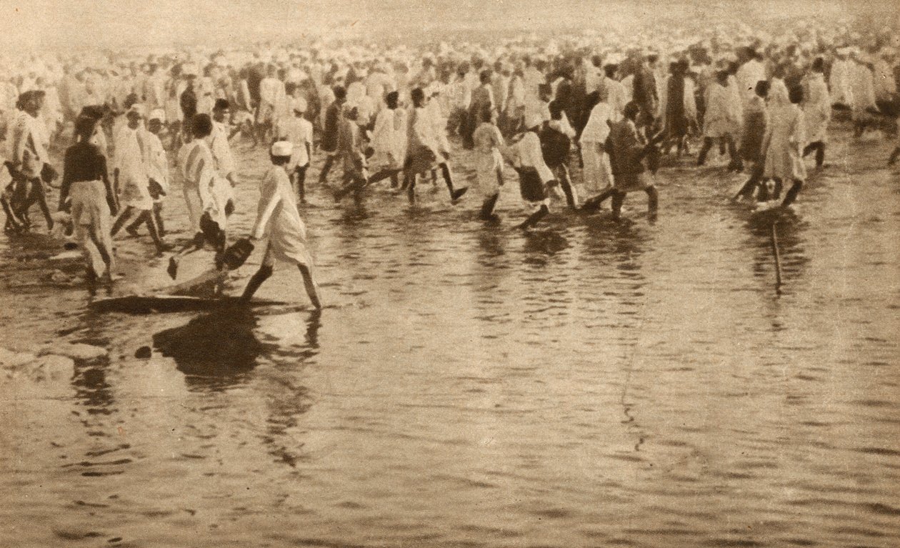 Anhänger von Mahatma Gandhi protestieren gegen die britische Salzsteuer in Indien von English Photographer
