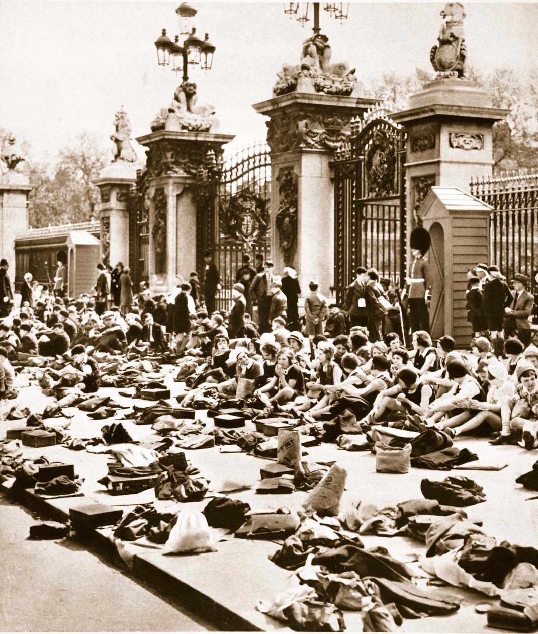 Der Kinder-Jubiläumsurlaub, 1935 von English Photographer