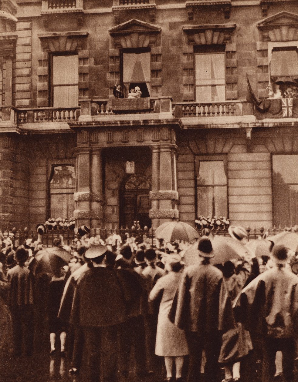 Der Herzog und die Herzogin von York mit ihrer Tochter Prinzessin Elizabeth auf dem Balkon ihres Hauses von English Photographer