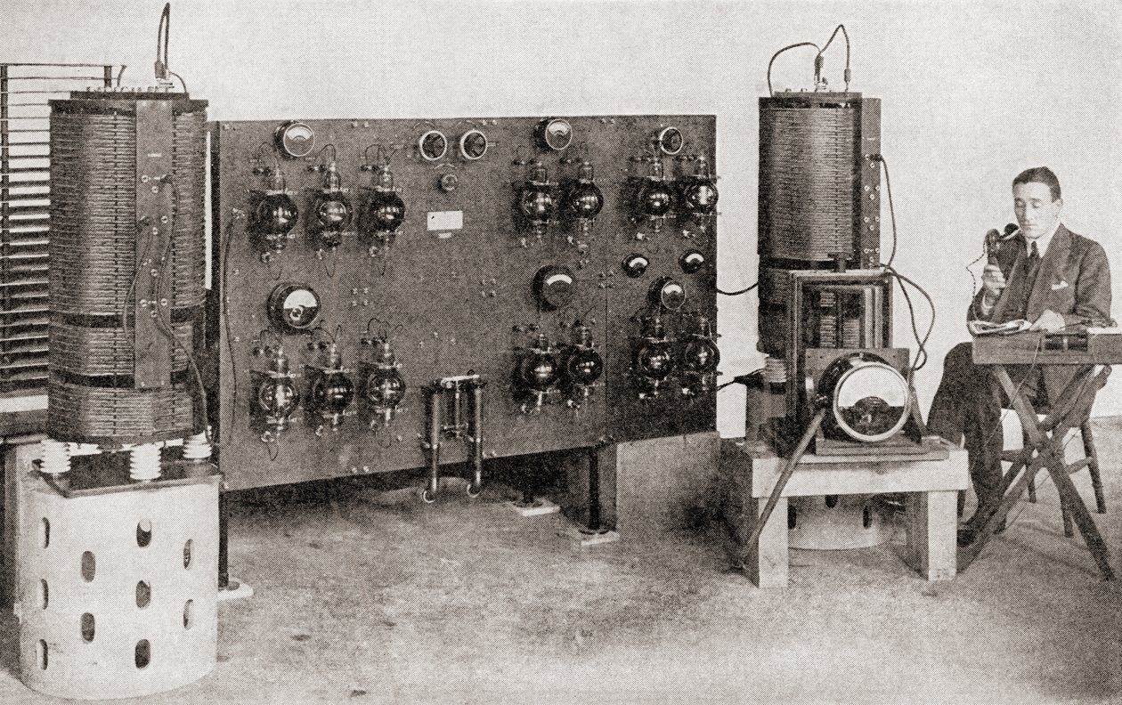Der erste Rundfunksender, der in Großbritannien betrieben wurde, installiert in den Marconi-Werken, Chelmsford, 1919 und 1920, aus Die Geschichte von fünfundzwanzig Jahren, veröffentlicht 1935 von English Photographer