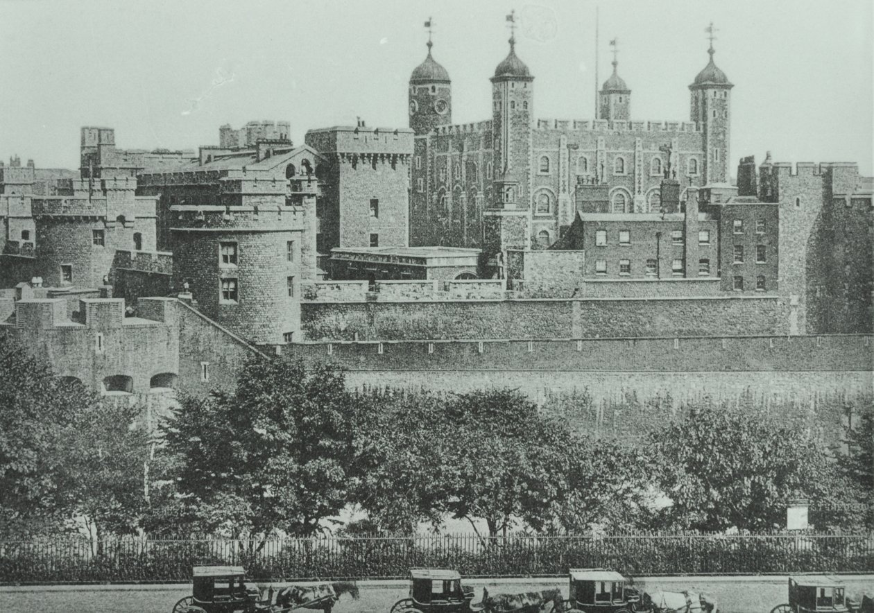 Tower Hill: Blick auf den Tower of London, 1895 von English Photographer