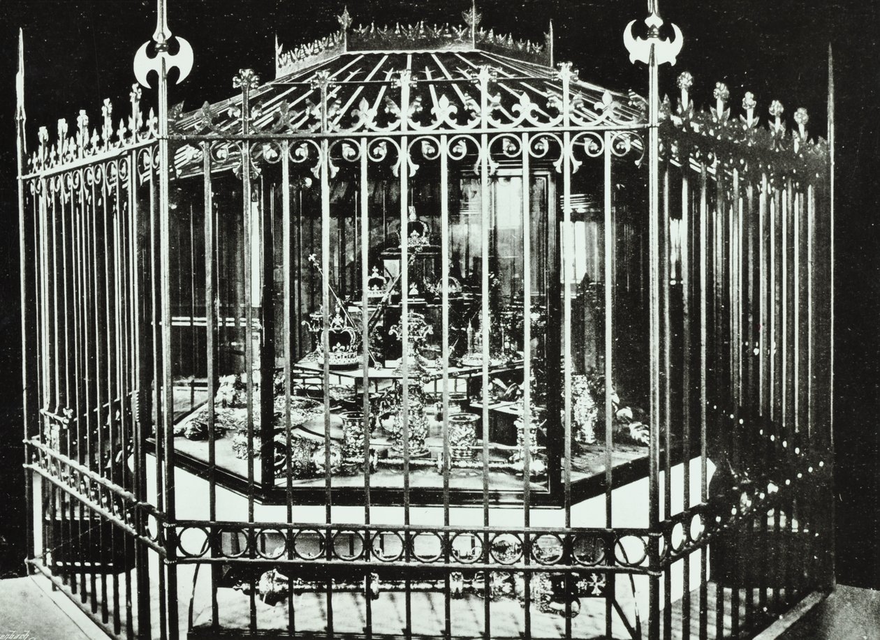 Tower of London, Tower Hill: Kronjuwelen, 1890 von English Photographer