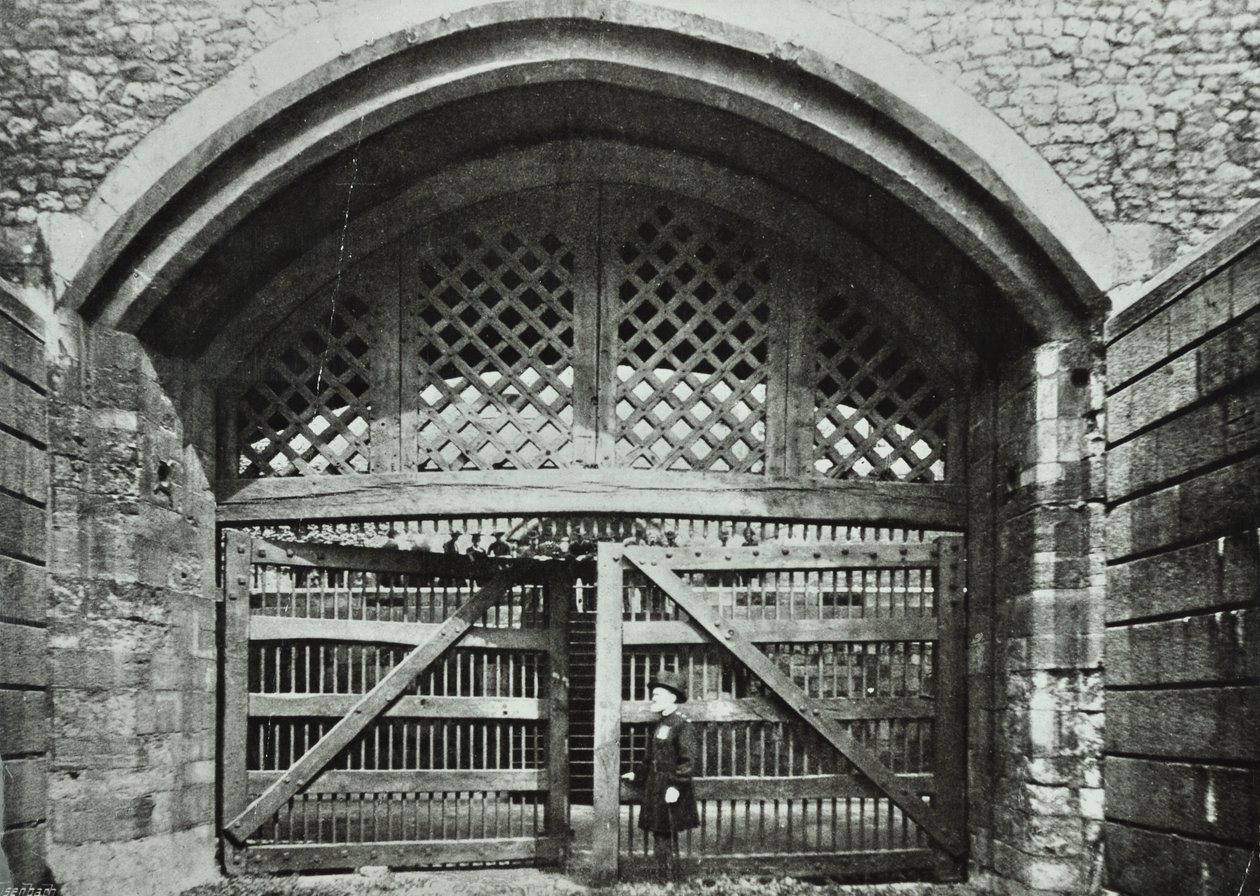 Tower of London, Tower Hill: Traitors Gate, 1890 von English Photographer