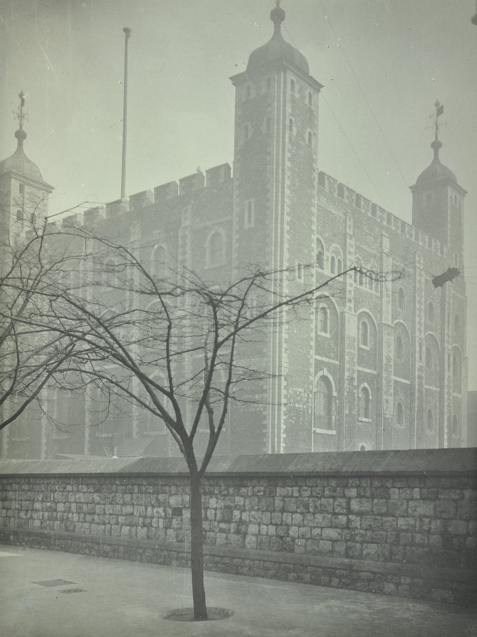 Tower of London, Tower Hill: White Tower, 1899 von English Photographer