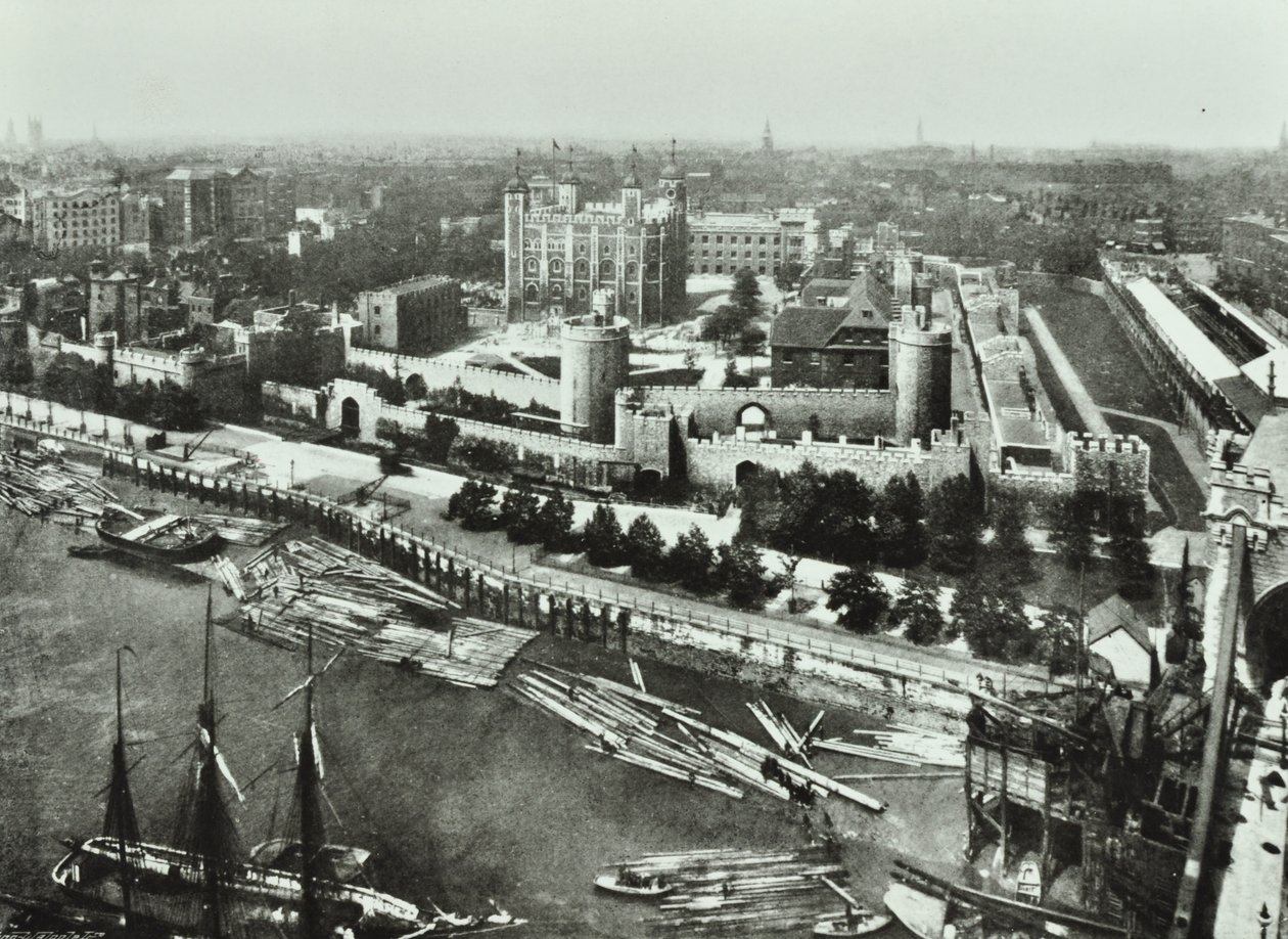Tower of London, Tower Hill: von der Tower Bridge, 1890 von English Photographer