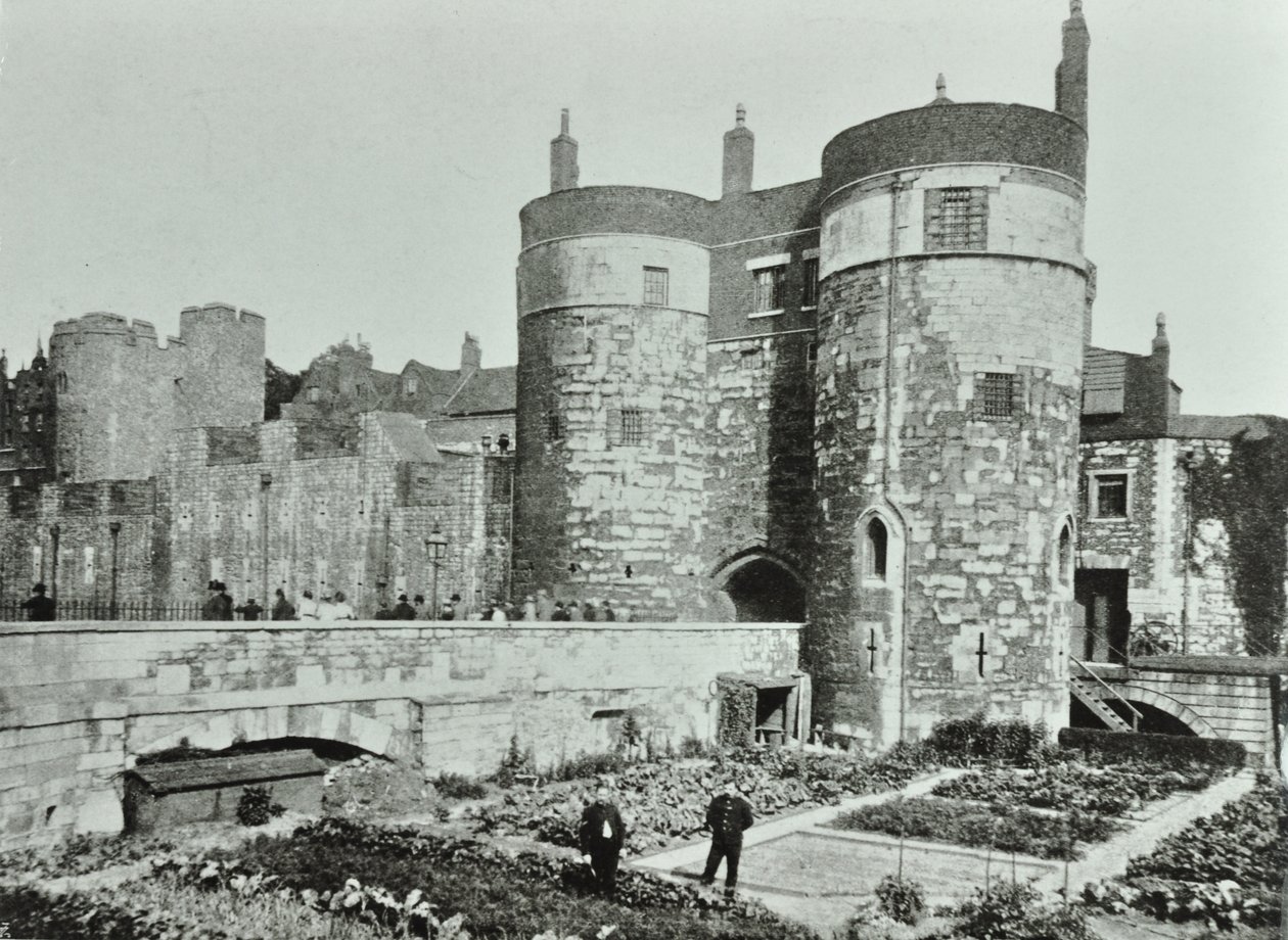 Tower of London, Tower Hill: die Beauchamp und Byward Towers, 1895 von English Photographer