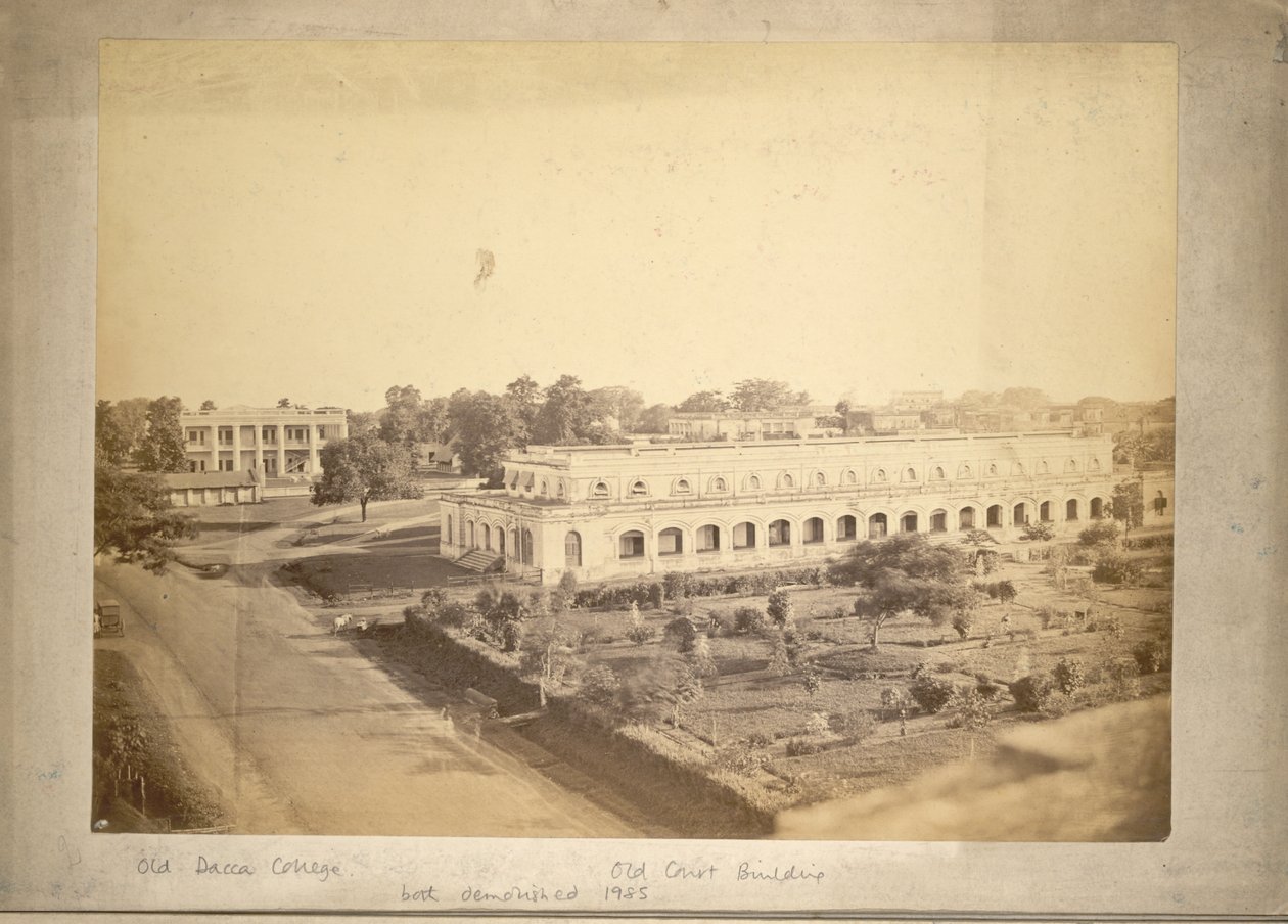 Ansicht des alten Dhaka College und des alten Gerichtsgebäudes, c.1875 von English Photographer