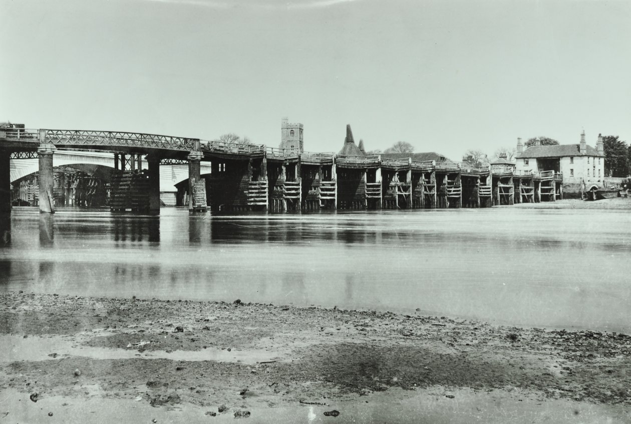 Ansicht der alten und neuen Putney Bridges mit Oasthaus und All Saints Church im Hintergrund, 1885 von English Photographer