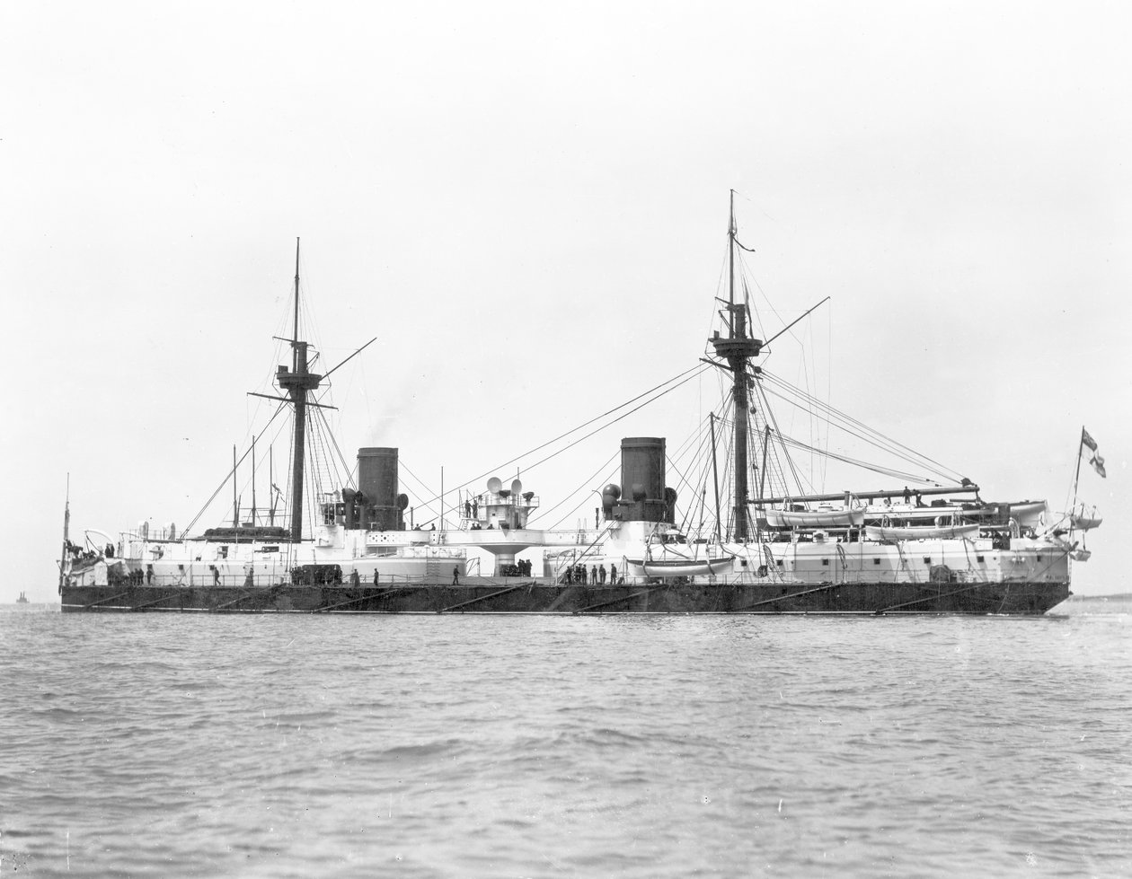 Ansicht des Panzerschiffs HMS Inflexible (Stapellauf 1876) nach dem Umbau zur Militärtakelage im Jahr 1885 von English Photographer