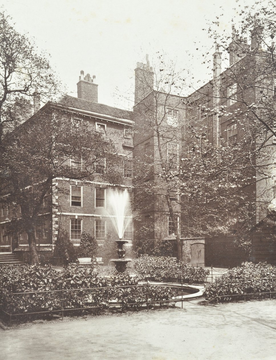 Ansicht des Brunnens im Middle Temple Fountain Court, London, 1884 von English Photographer