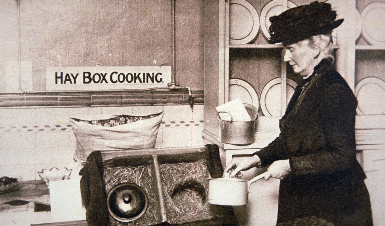 Erster Weltkrieg Britische Heimatfront: Wirtschaftliches Kochen mit einer Heubox von English Photographer
