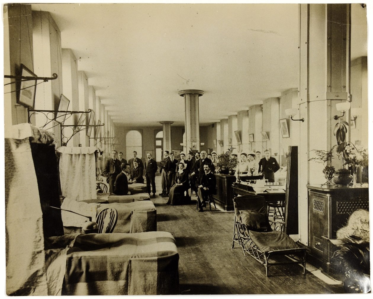 Station im St. Thomas Hospital, London, ca. 1890 von English Photographer