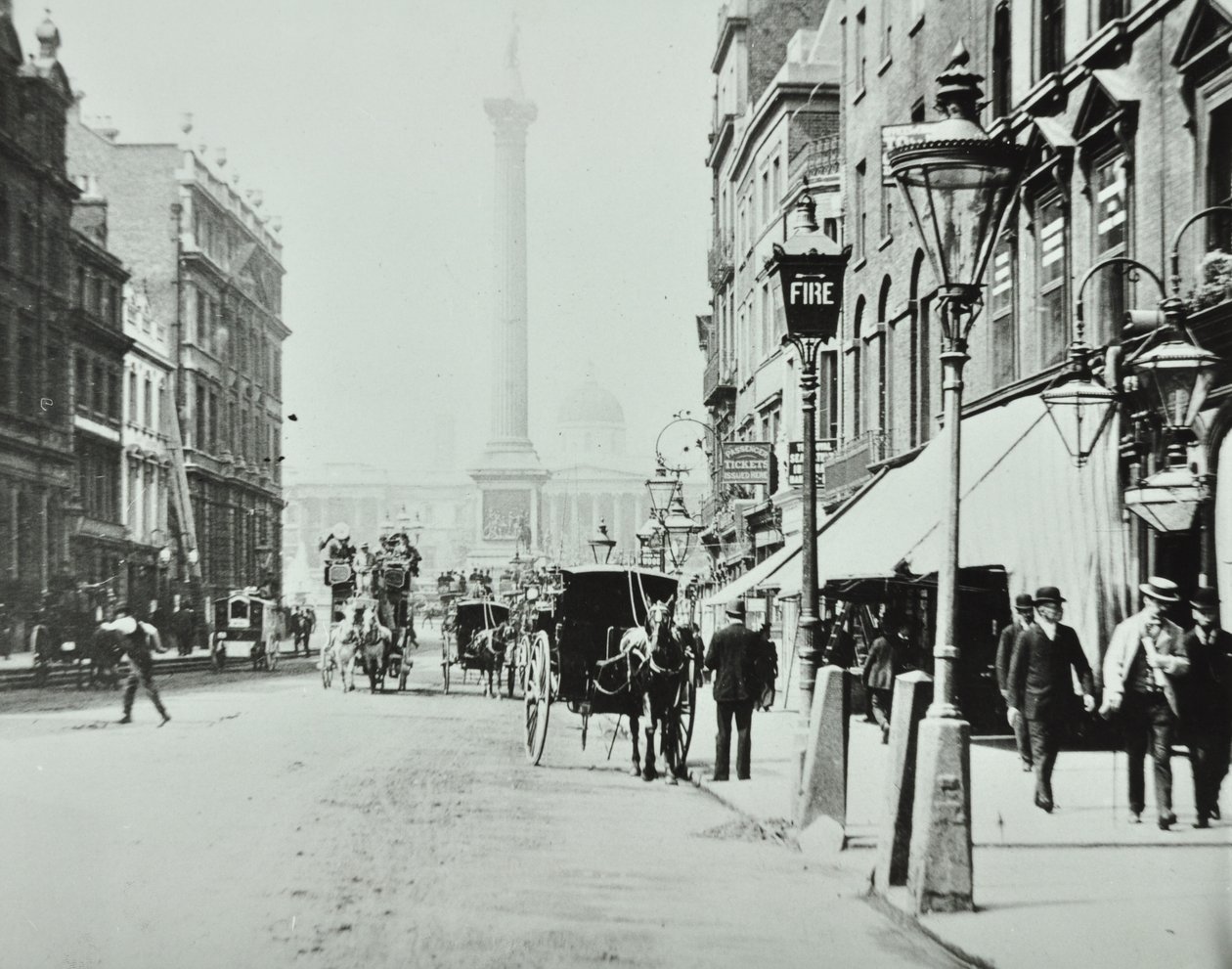 Whitehall, Westminster LB: Whitehall Blick zu Trafalgar Square, 1895 von English Photographer