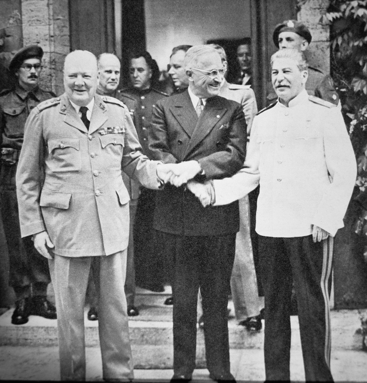 Winston Churchill (1874-1965), Präsident Truman (1884-1972) und Joseph Stalin (1879-1953) schütteln sich die Hände auf der Potsdamer Konferenz, Juli 1945 von English Photographer