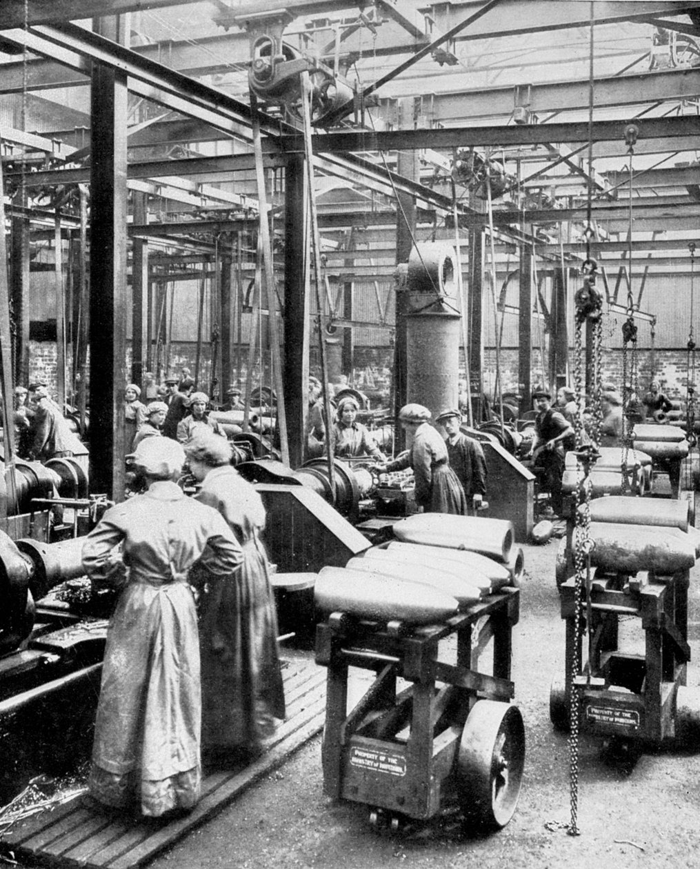 Frauen stellen hochexplosive Granaten her von English Photographer