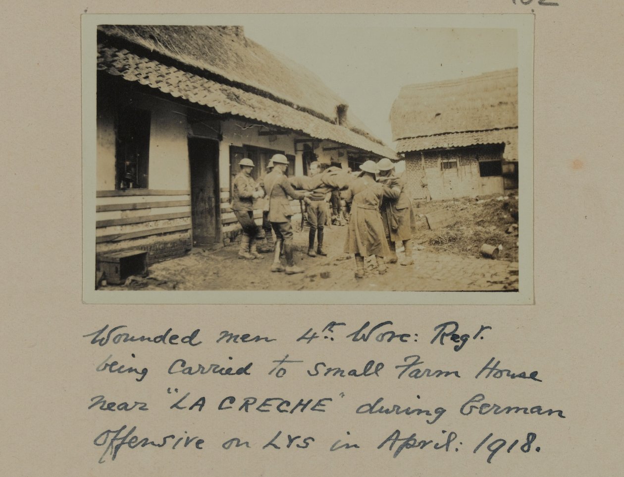 Verwundete Männer, 4. Worc: Regt. werden während der deutschen Offensive auf LYS, April 1918, zu einem kleinen Bauernhaus in der Nähe von „LA CRECHE“ gebracht von English Photographer