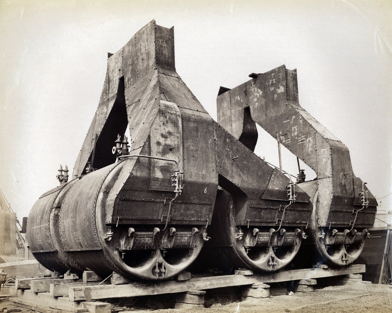 Werft Nr. 647, Baikal. Zeigt einige der Kessel und Schornsteinaufnahmen für die eisbrechende Zugfähre Baikal von English Photographer