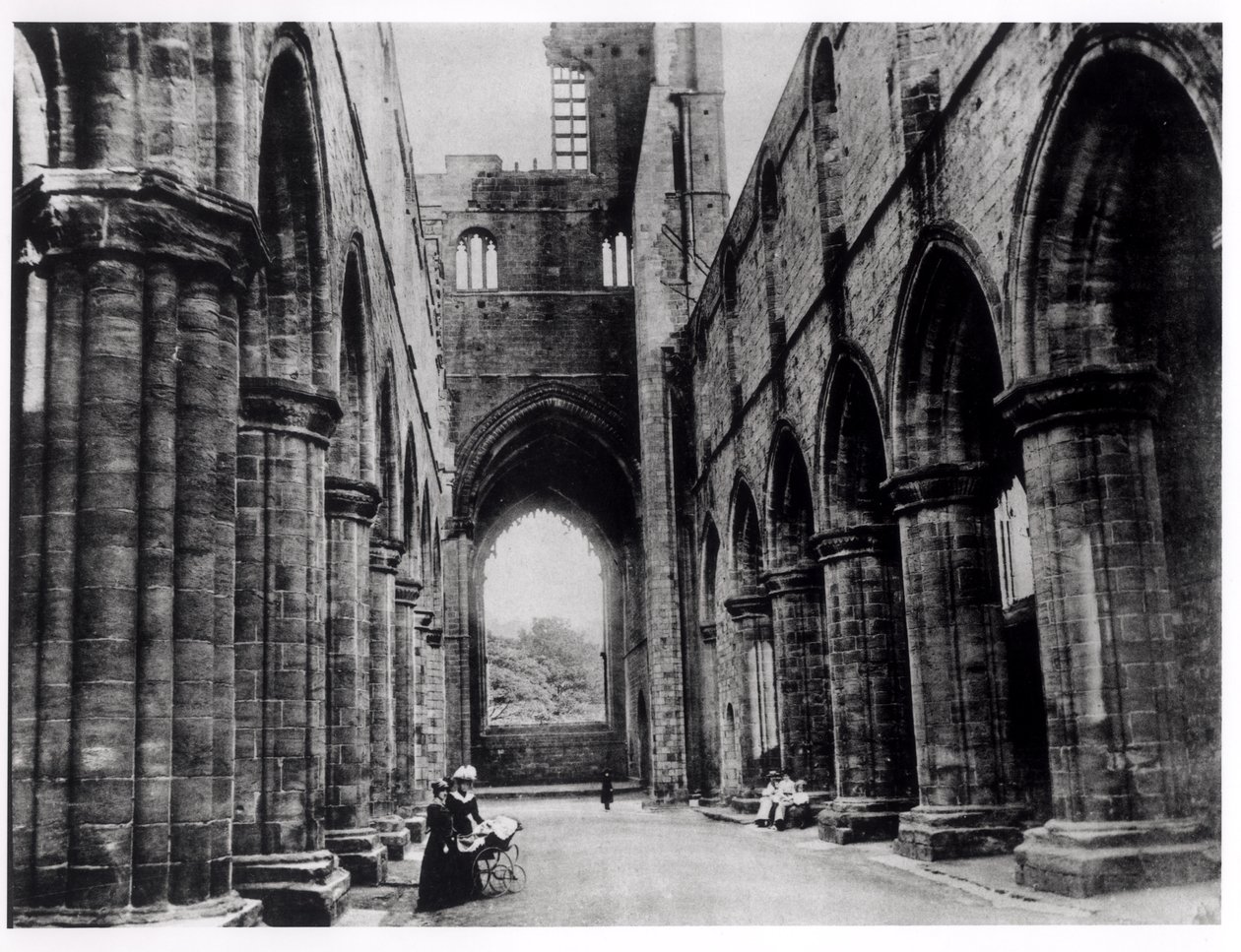 Besucher der Kirkstall Abbey von English Photographer English Photographer