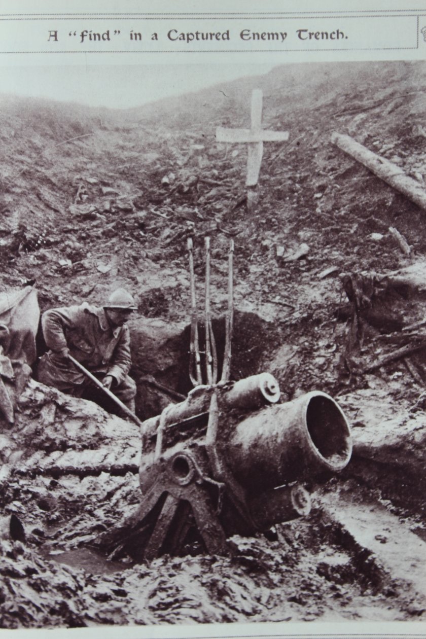 Ein Fund in einem eroberten Feindgraben, 1914-18 von English School