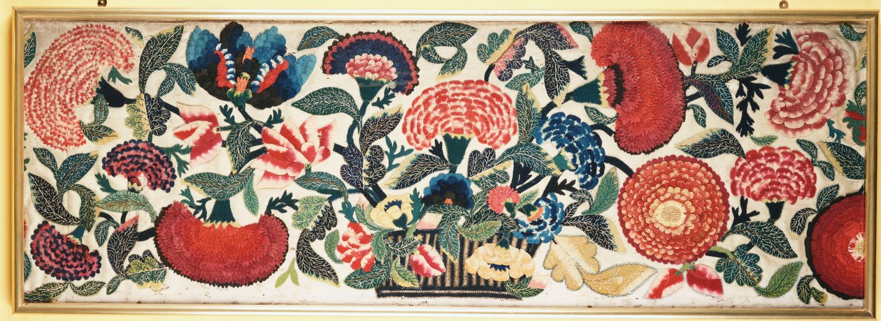 Ein Filz- und Applikationspaneel mit gestickten Seidenakzenten, das Nelken, Tulpen und andere Blumen zeigt, die aus einem Korb auf einem elfenbeinfarbenen Wollgrund überfließen, ca. 1730-40 von English School