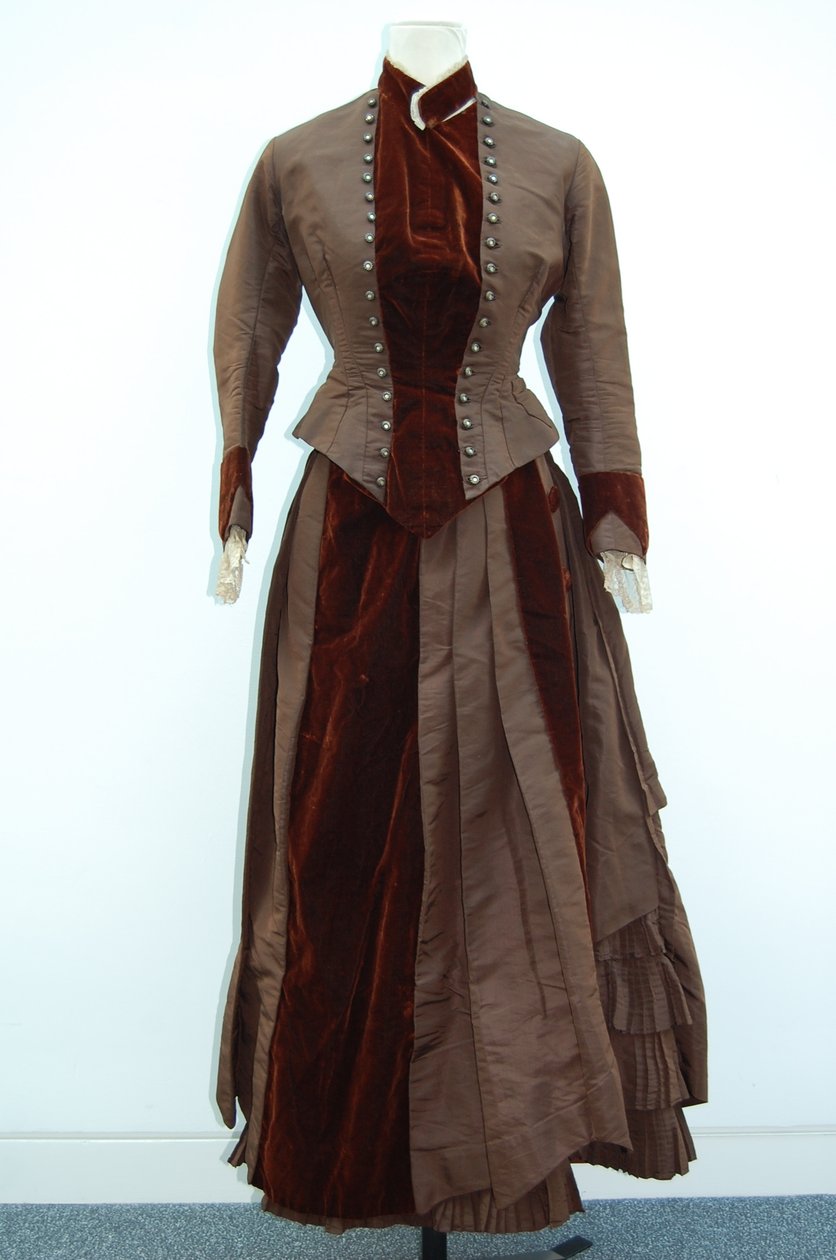 Braunes Kleid (Rock und kleine Jacke), ca. 1875 von English School