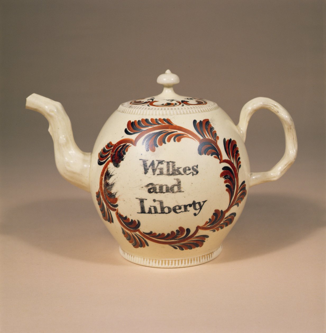 Creamware-Teekanne, Cockpit Hill, Derby, um 1763 von English School