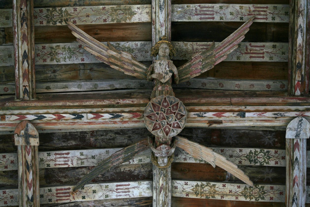 Ansicht eines der geschnitzten Holzengel im Kirchenschiff von English School