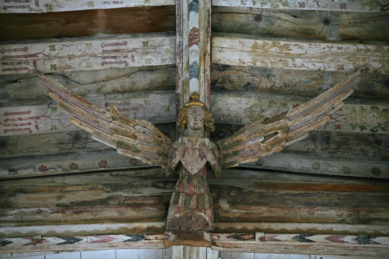 Ansicht eines der geschnitzten Holzengel im Kirchenschiff von English School