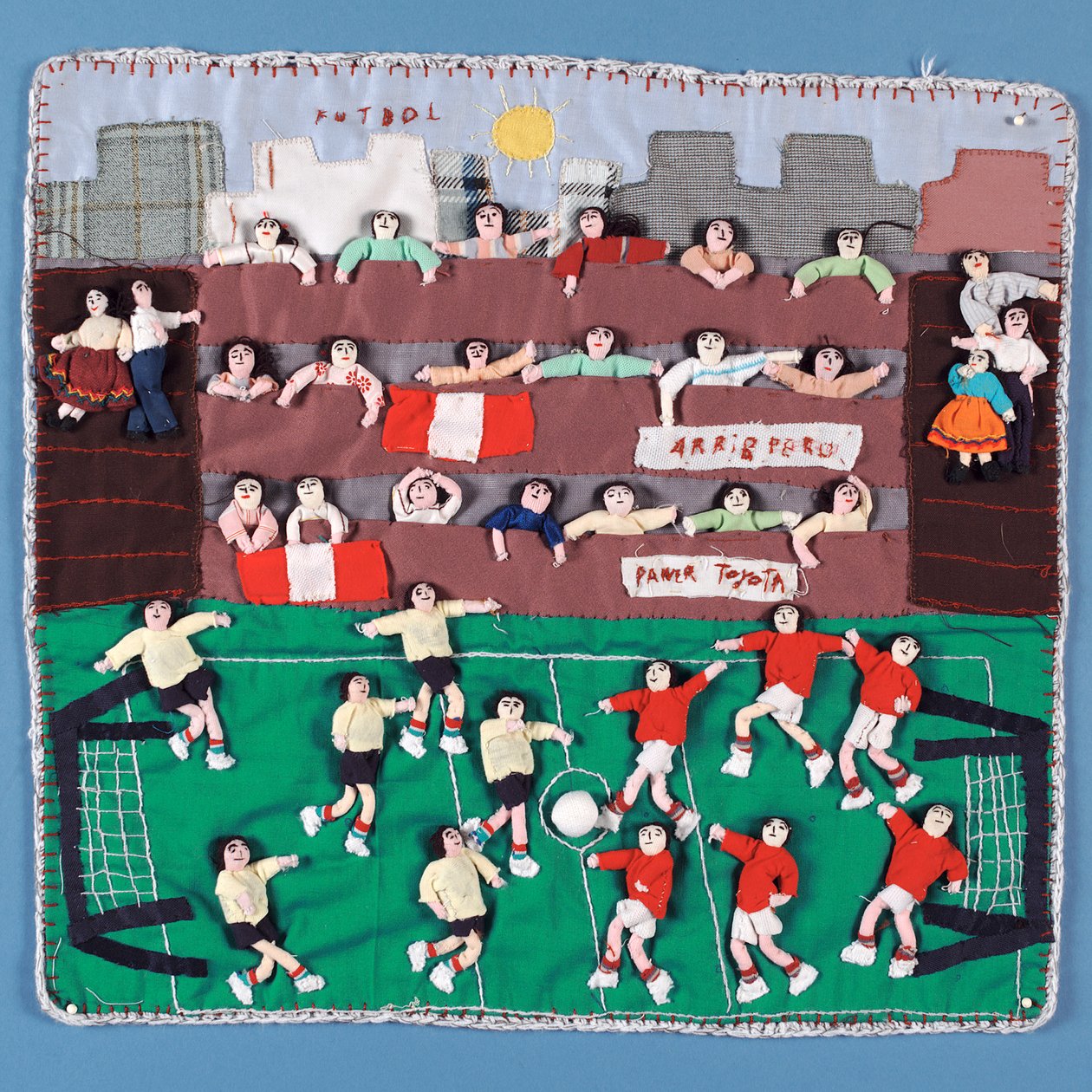 Stoffcollage eines Fußballspiels in Peru von English School