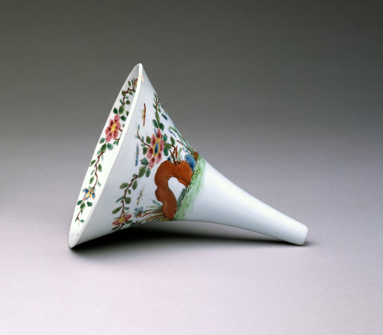 Famille-Rose-Weintrichter, Worcester-Porzellan, 1753-55 von English School