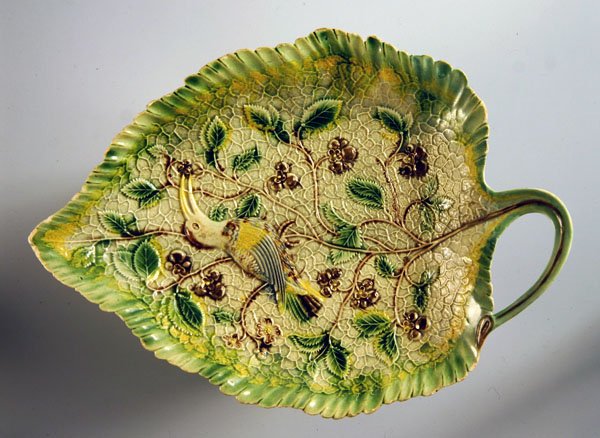 Blattförmige Schale mit Weinreben und exotischem Vogel, 1760-70 von English School