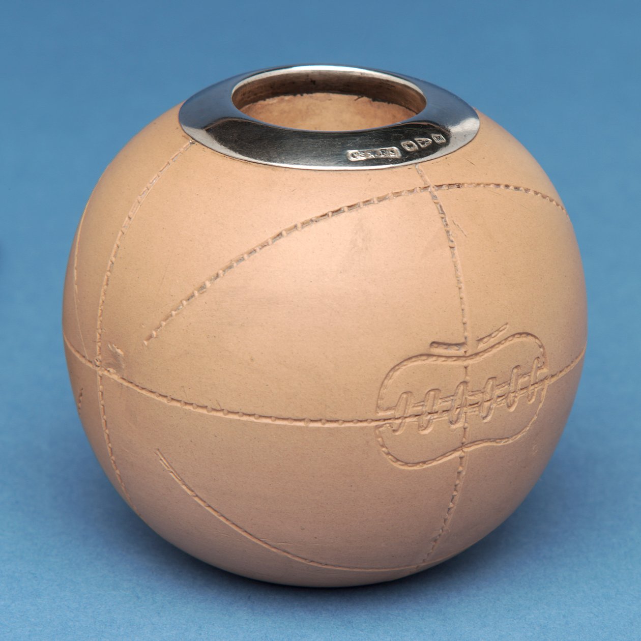 Streichholzhalter in Form eines Fußballs, Doulton & Co., Lambeth (Keramik) von English School