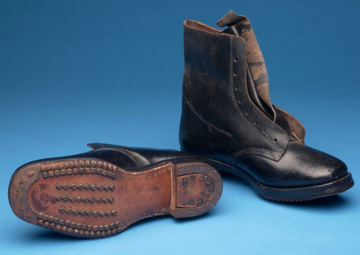 Paar Holdfast-Bergmannsstiefel, frühes 20. Jahrhundert von English School