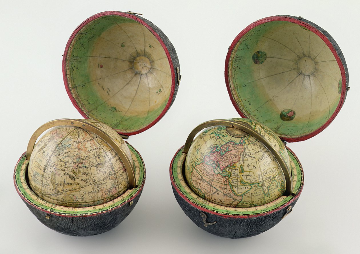 Paar Taschen-Globen, hergestellt von Newton & Son, ca. 1830 (Carton Pierre, Messing, Papier und simuliertes schwarzes Leder) von English School