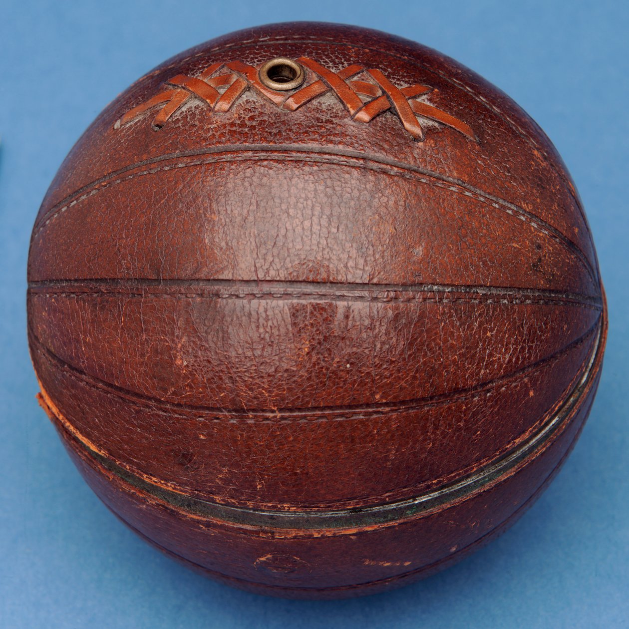 Schnurspender in Form eines Fußballs von English School