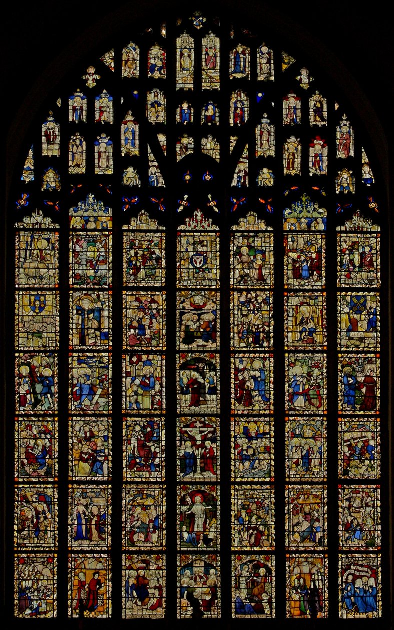 Das Ostfenster, das Glas der Norwich School (15. Jahrhundert) darstellt, neu gesetzte Tafeln von English School