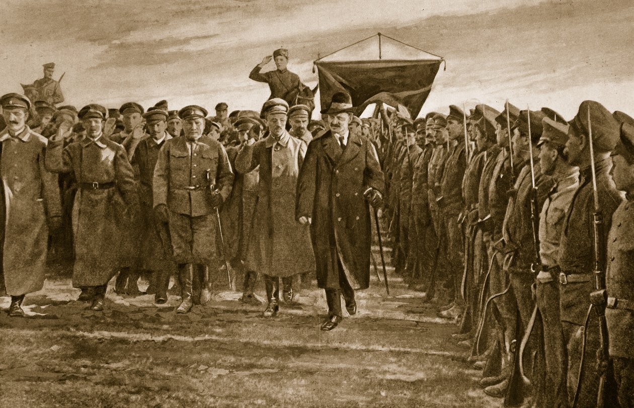 Trotzki, Russlands bolschewistischer Kriegskommissar, inspiziert ein Regiment der Letten, die die Elite der Roten Armee bildeten, 1914-19 von English School
