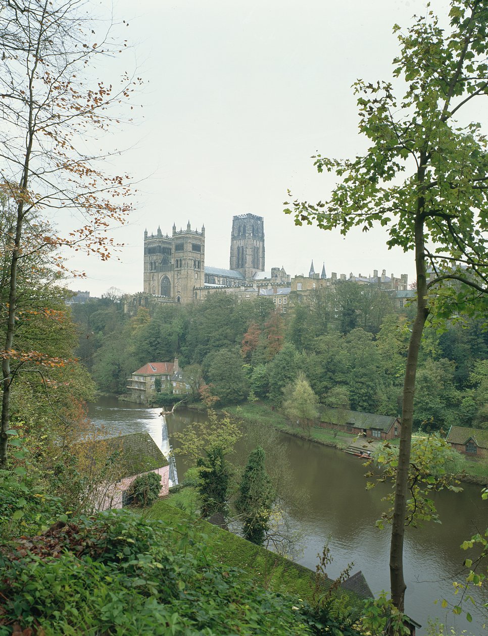 Blick auf die Kathedrale von Durham über den Fluss Wear, begonnen 1093 von English School