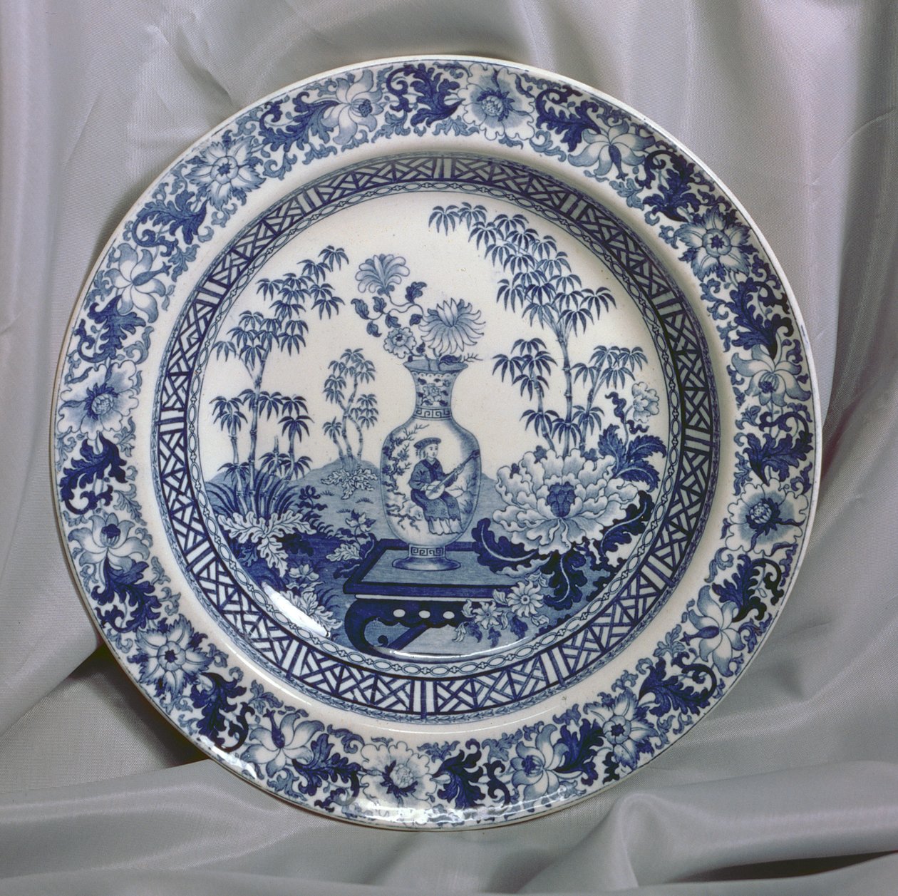 Wedgwood Blaue bedruckte Platte, Chinesisches Vasenmuster, ca. 1810 von English School