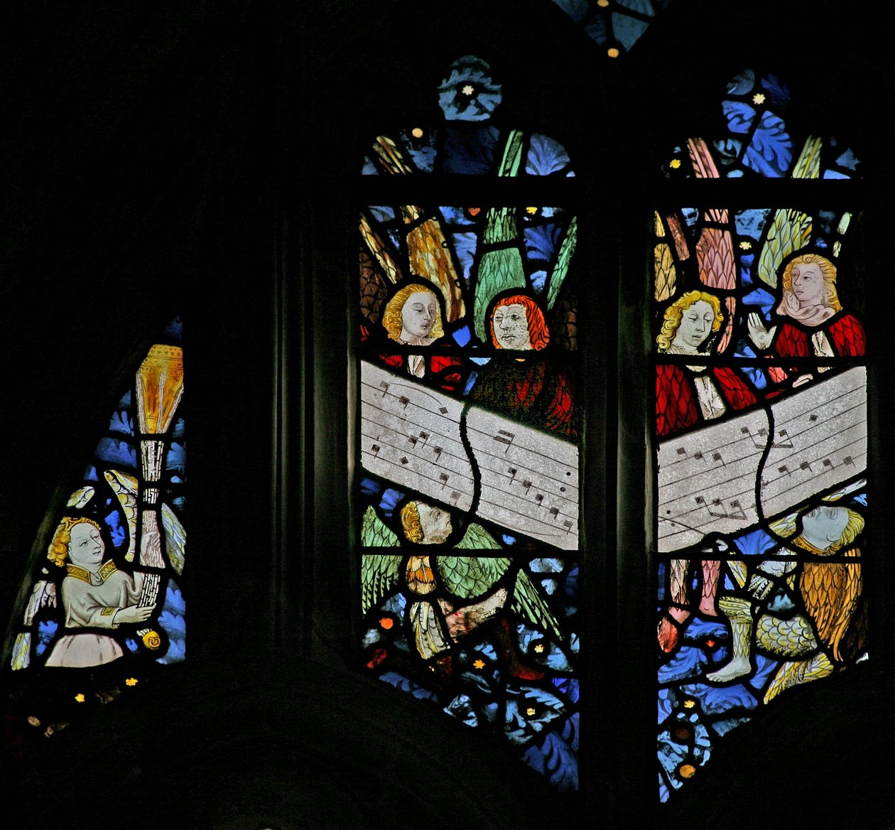 Fenster s2 mit dem singenden Engelschor; Engel - Weihrauch schwenkend von English School