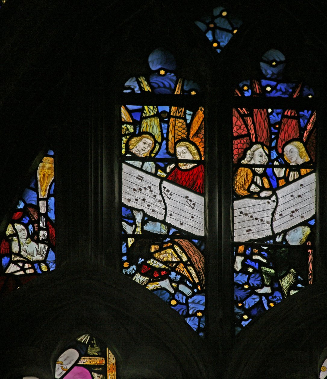 Fenster s2 mit dem singenden Engelschor; Engel - Weihrauch schwenkend von English School