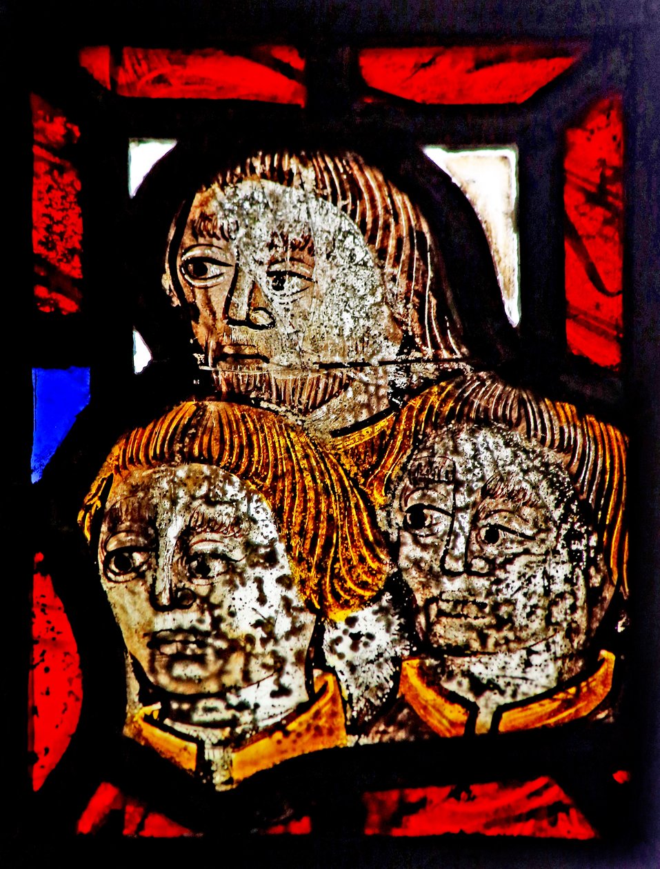 Fenster s6 mit einem neu eingesetzten Fragment mit drei Köpfen von English School