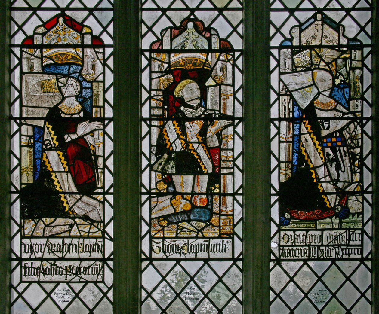 Fenster w2 zeigt Elizabeth Pigot, Sir Thomas Clopton, Catherine Mylde von English School