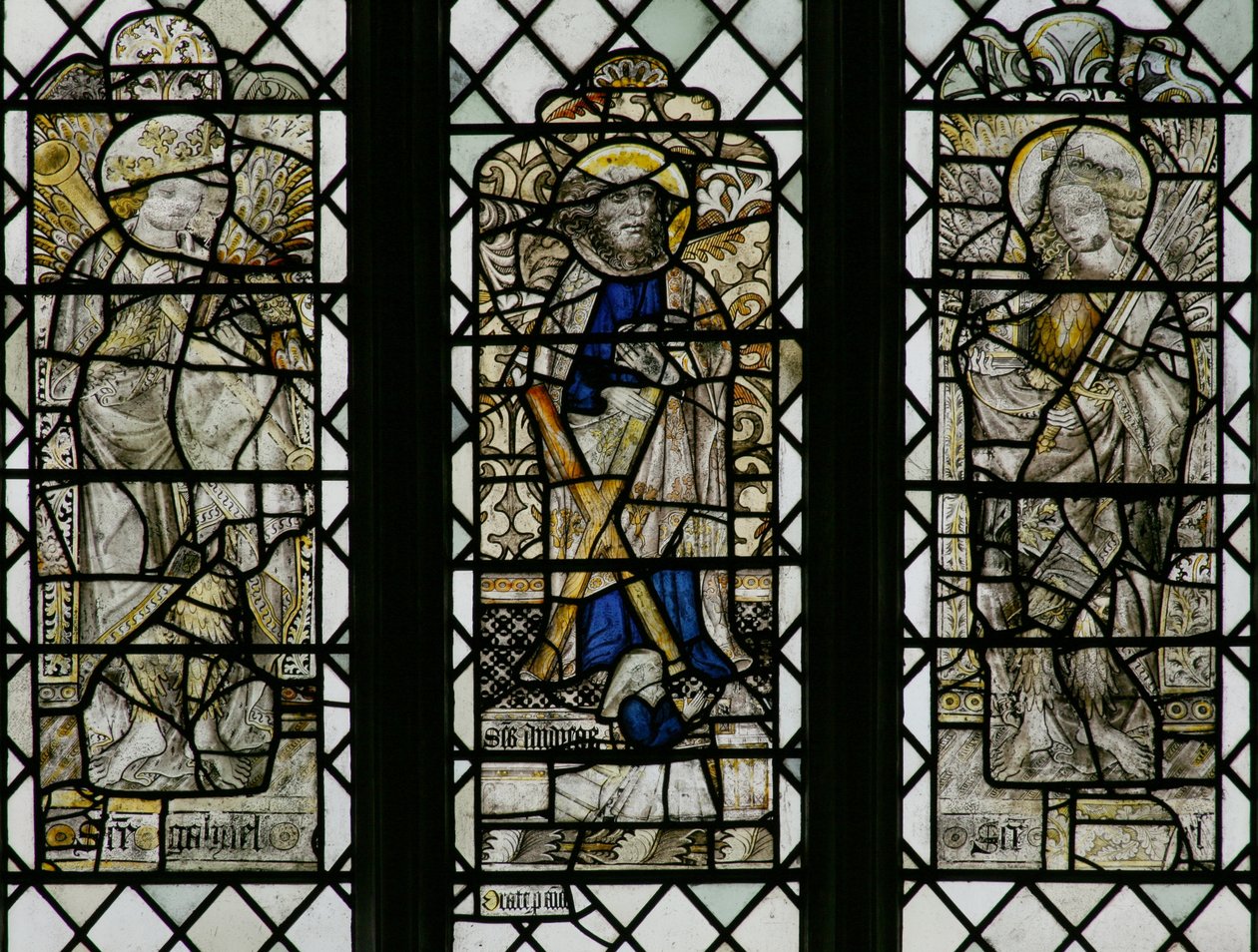 Fenster w8, Darstellung von St. Andreas, St. Gabriel, St. Raphael von English School