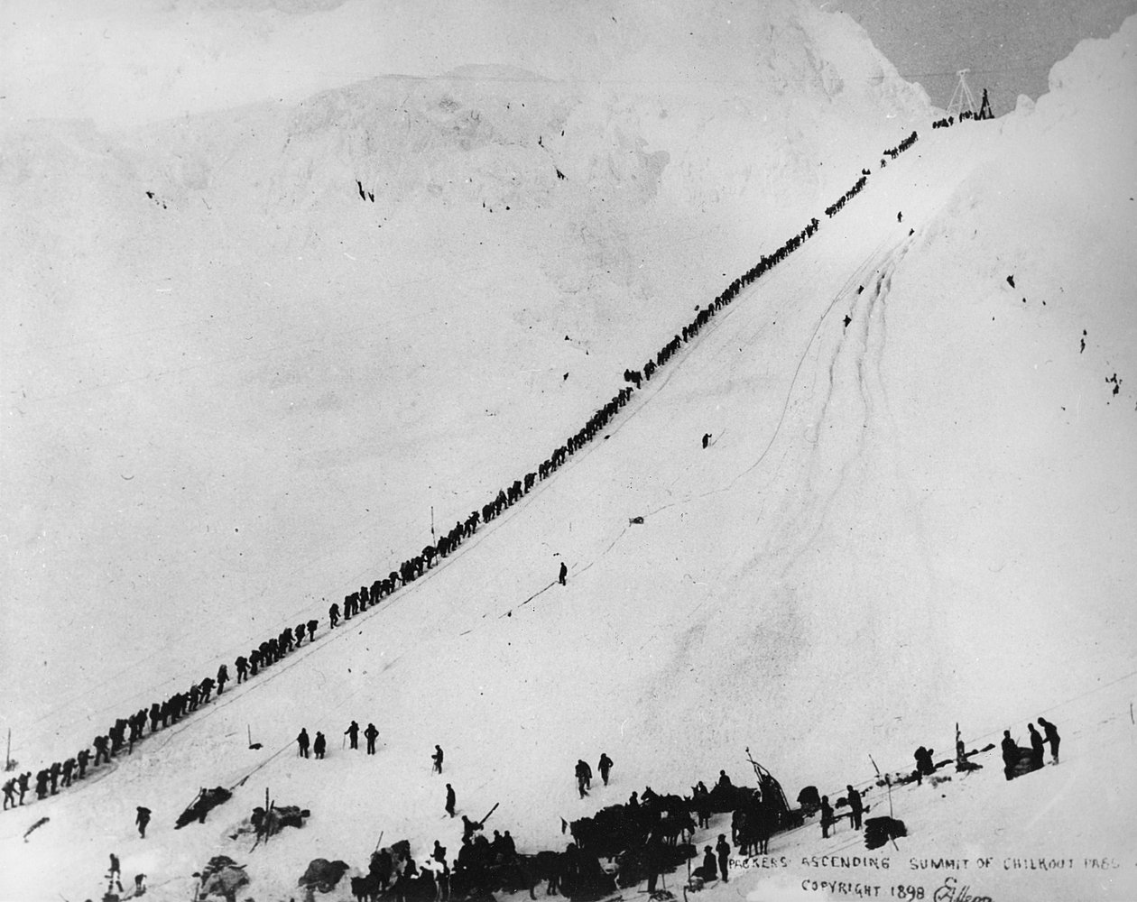 Packträger, die den Gipfel des Chilkoot-Passes erklimmen, aus 