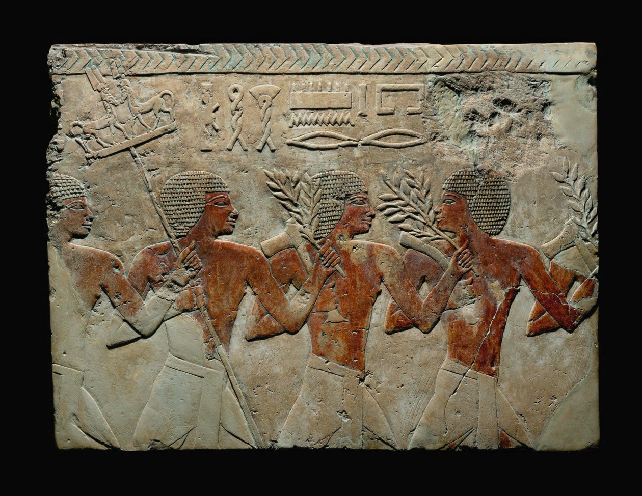 Eine Gruppe von Soldaten mit Standarten, Palmzweigen, Bumerangs und Äxten von Erich Lessing