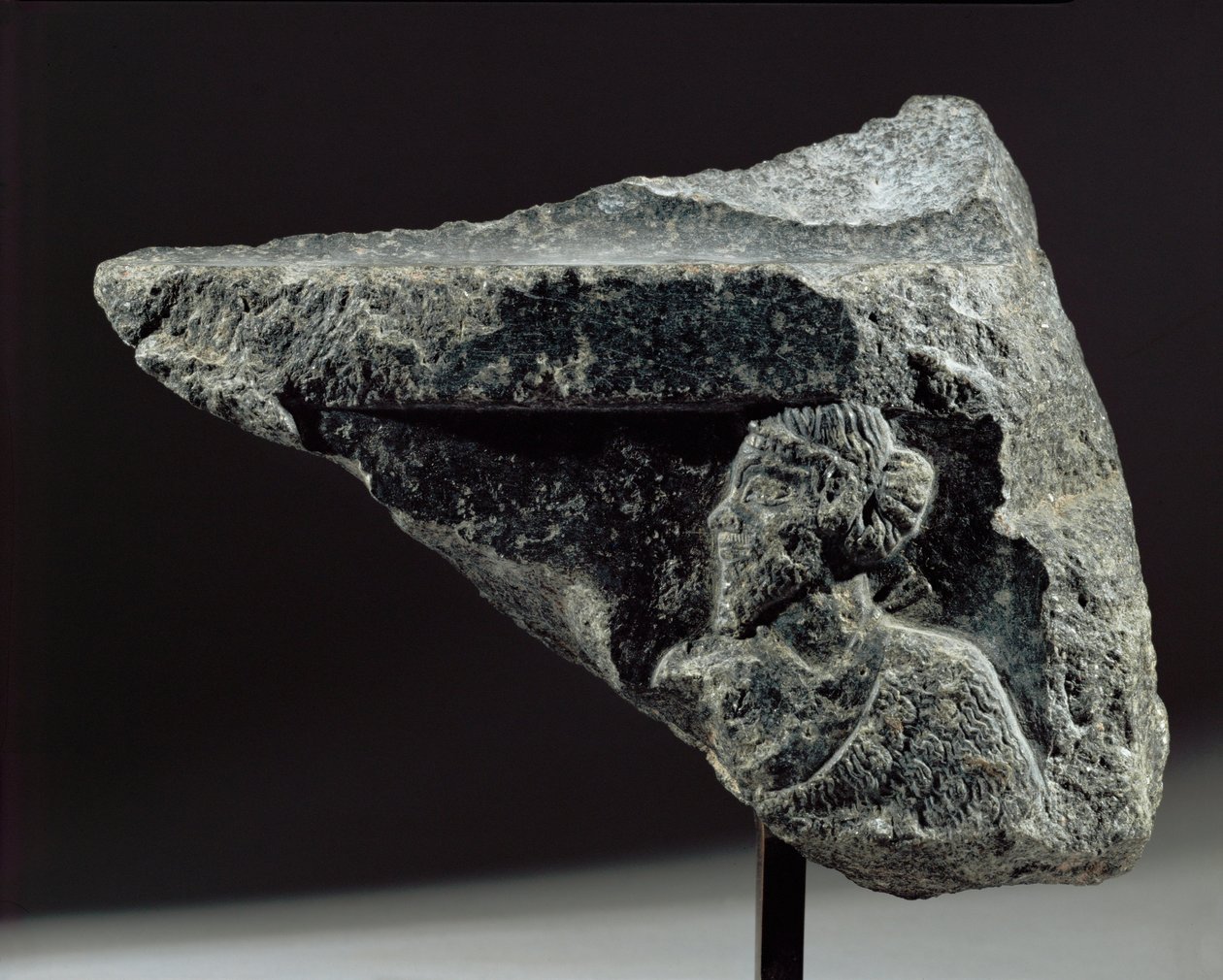 Fragment einer Vase mit einem Relief eines Trägers aus Susa, Iran, Akkadische Periode von Erich Lessing