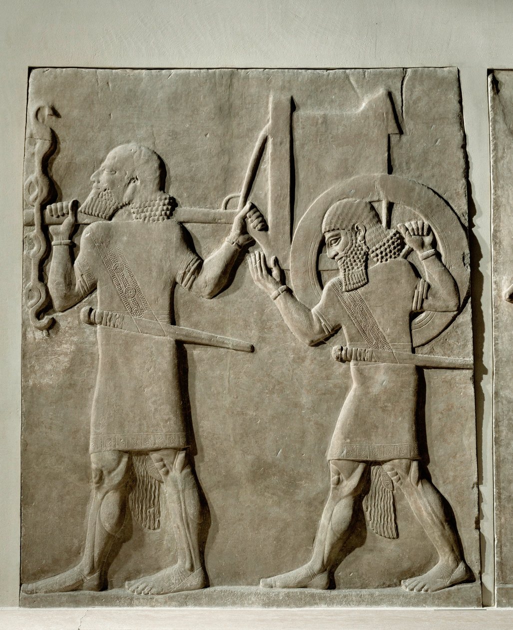 Diener tragen Werkzeuge für die königliche Jagd von Erich Lessing