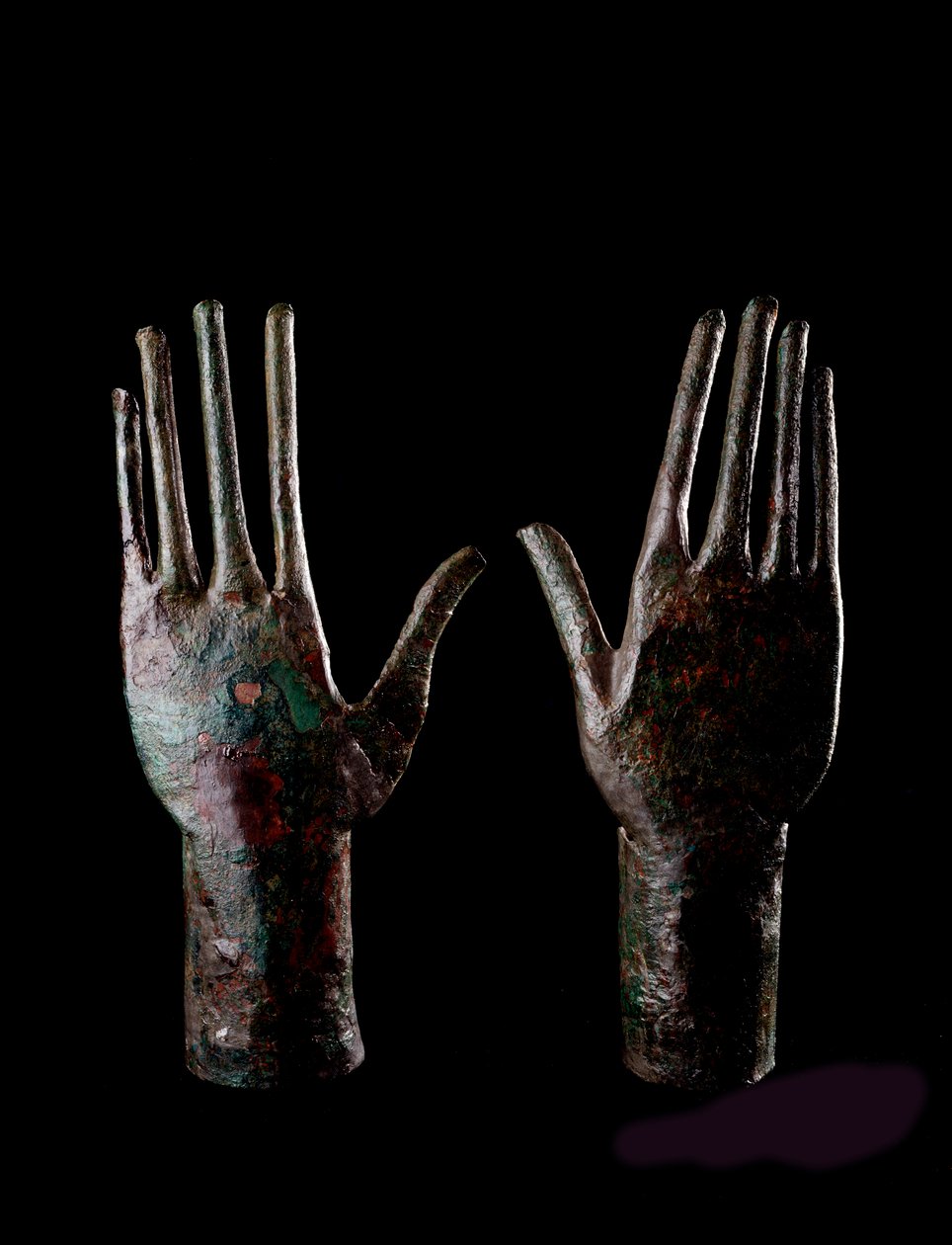 Etruskische Kunst: Zwei Hände - Bronzestatuetten - 680-670 v. Chr. H 23,5 cm - Aus dem Grab des Bronzekarrens, Vulci von Etruscan